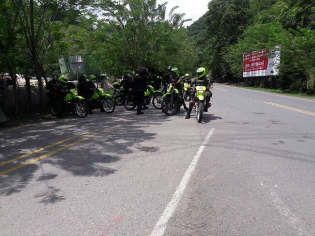 Las autoridades se enfrentan a las comunidades indígenas que tienen bloqueada la vía Panamericana en Caldas.