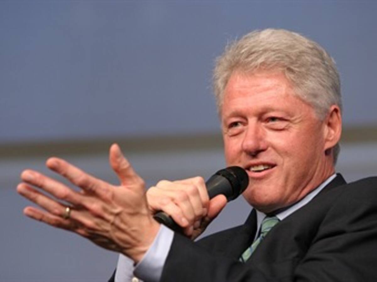 Bill Clinton cobró 5.7 millones de dólares como orador en el 2008