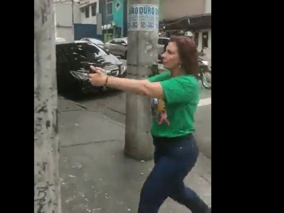Video: Diputada que apoya a Bolsonaro amenaza con un arma a ciudadano en São Paulo