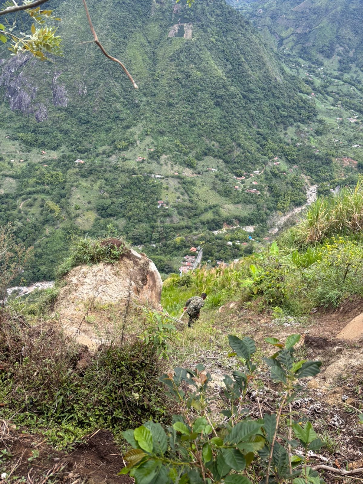 Zona rural de Supía en riesgo por posible caída de una roca. Foto: Facebook Alcaldía Supía Caldas.