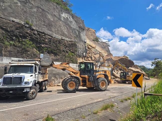 Se ha removido el 30% de los escombros en la vía Guaduas – Puerto Salgar