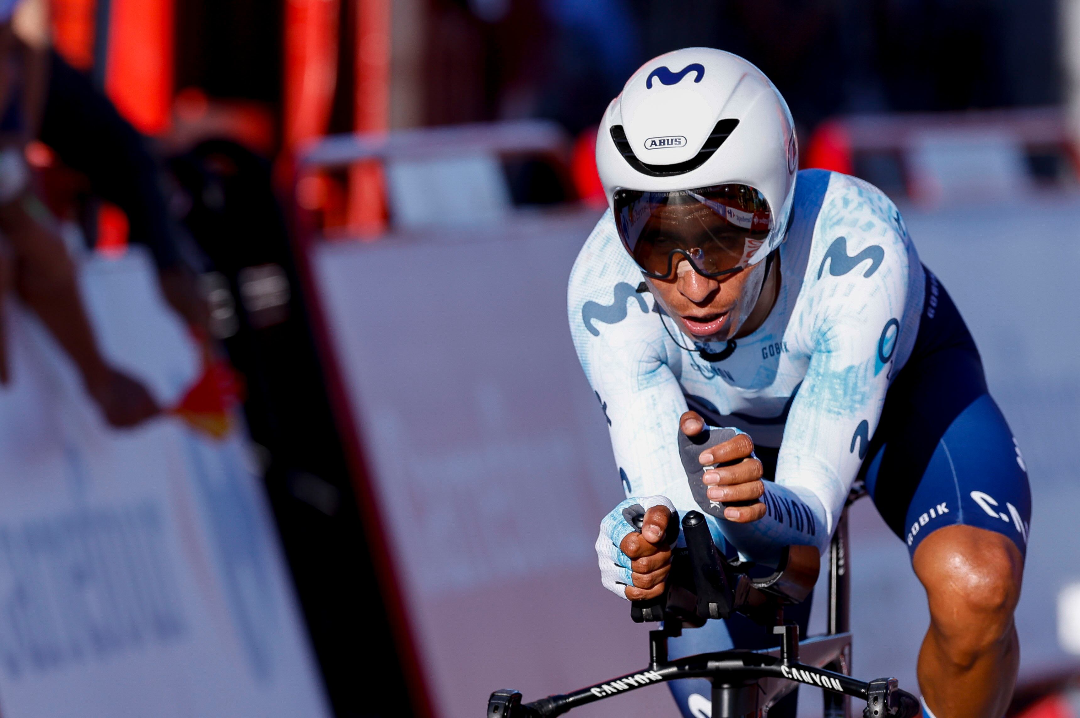 OEIRAS (PORTUGAL), 17/08/2024.- El ciclista colombiano Nairo Quintana, del Movistar, durante la primera etapa de la Vuelta a España, una contrarreloj individual entre Lisboa y Oeiras (12 km), este sábado. EFE/ Javier Lizón