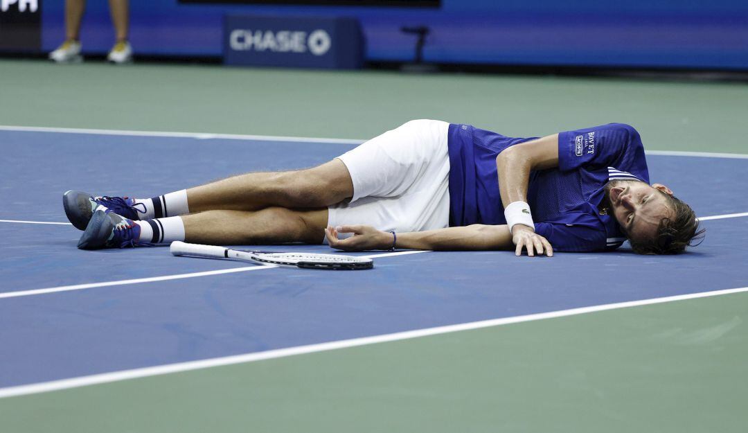 Daniil Medvedev celebra tras ganar su primer Grand Slam.