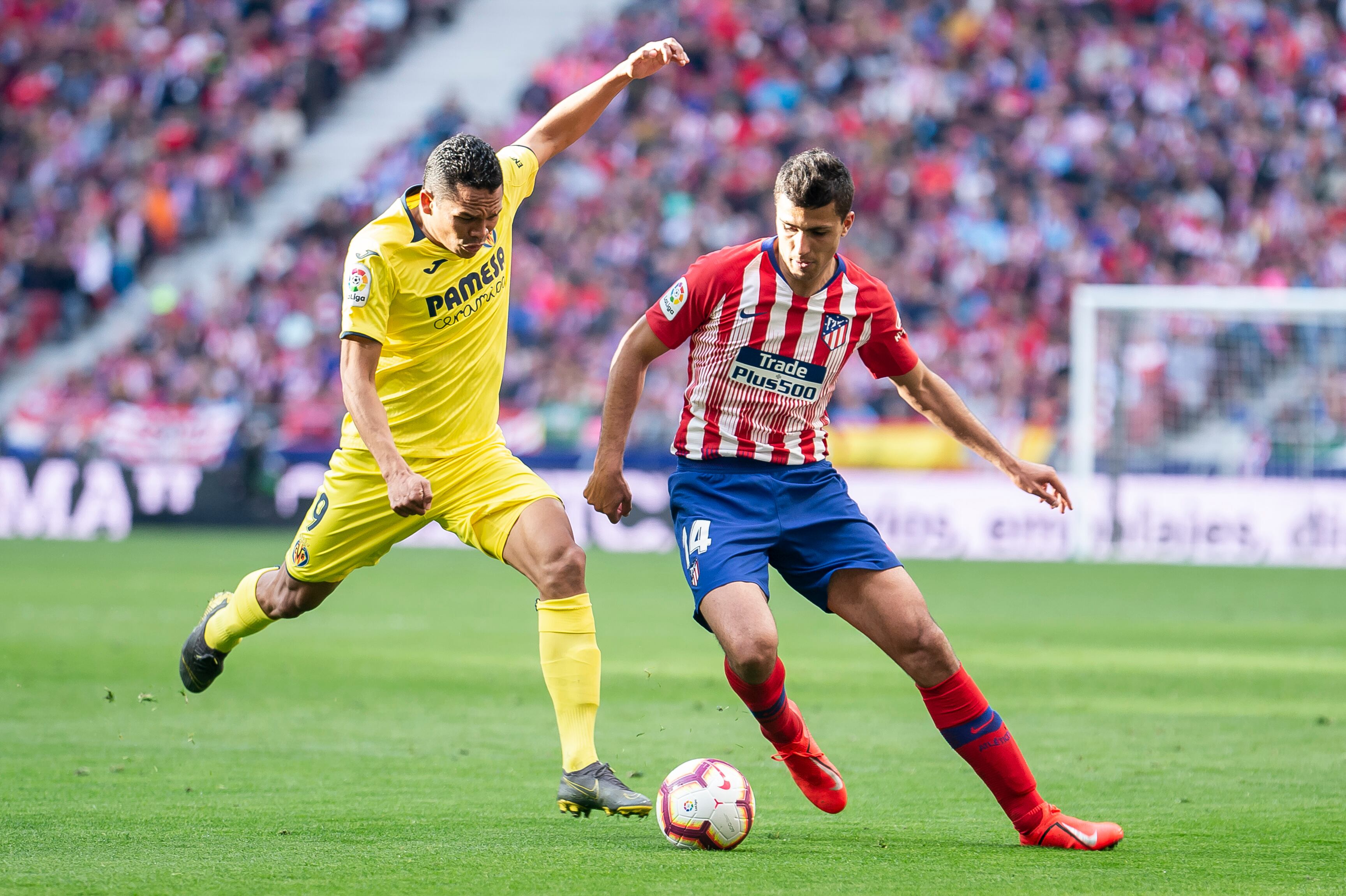 Rodri y Carlos Bacca en un duelo entre Villarreal y Atlético de Madrid/ Getty