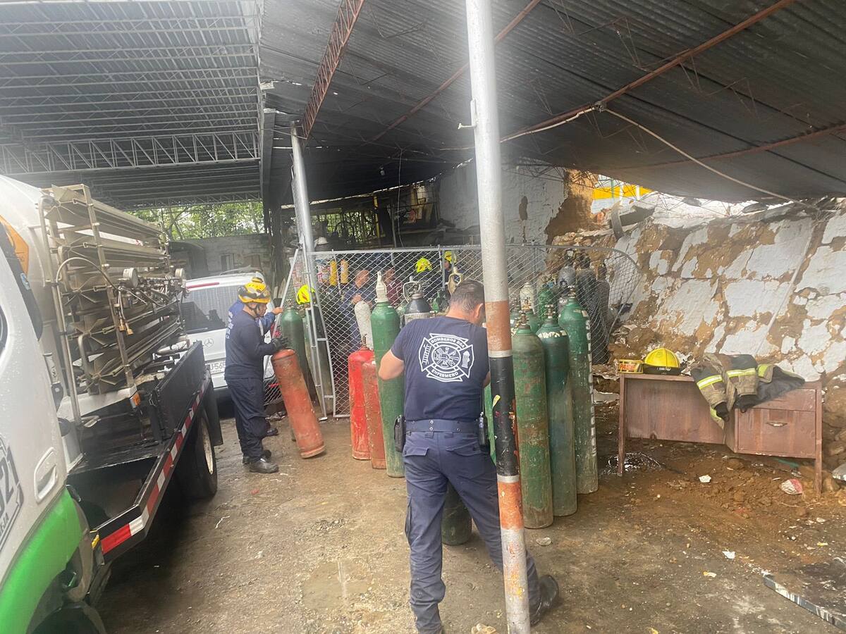Muro cayó sobre 6 carros y más de 70 cilindros de gas