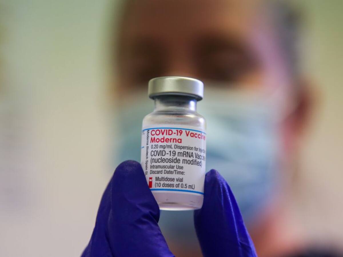 Reino Unido empezaría vacunación con tercera dosis en septiembre