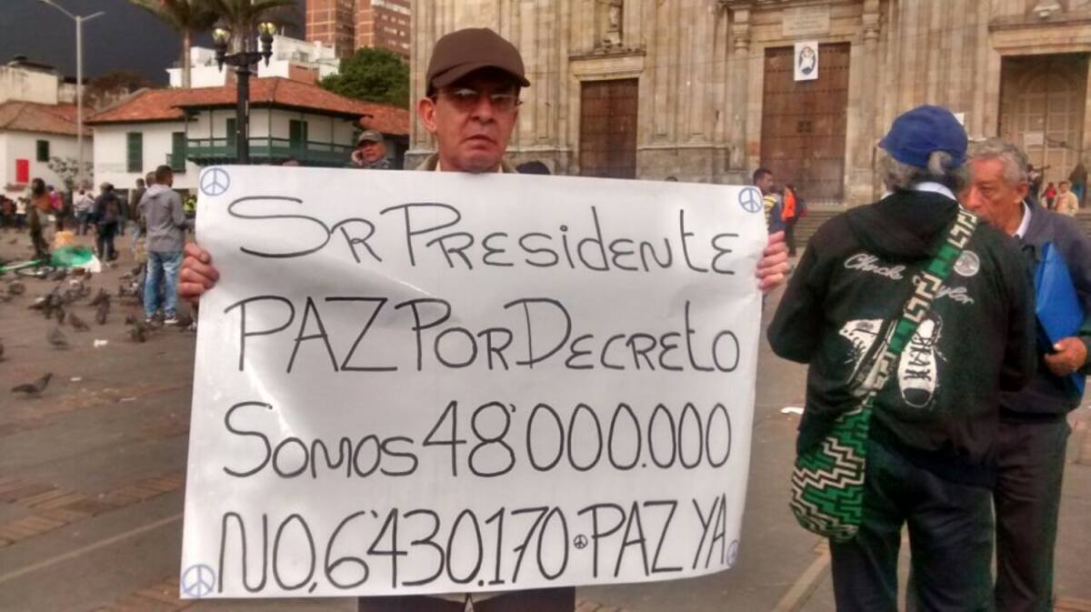 Al grupo de campistas se han sumado otros ciudadanos que por momentos se suman a la protesta en la Plaza de Bolívar. 