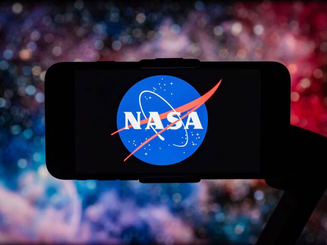 INDIA - 2022/12/12: In this photo illustration, the logo of NASA is seen displayed on a mobile phone screen. (Photo Illustration by Idrees Abbas/SOPA Images/LightRocket via Getty Images)
