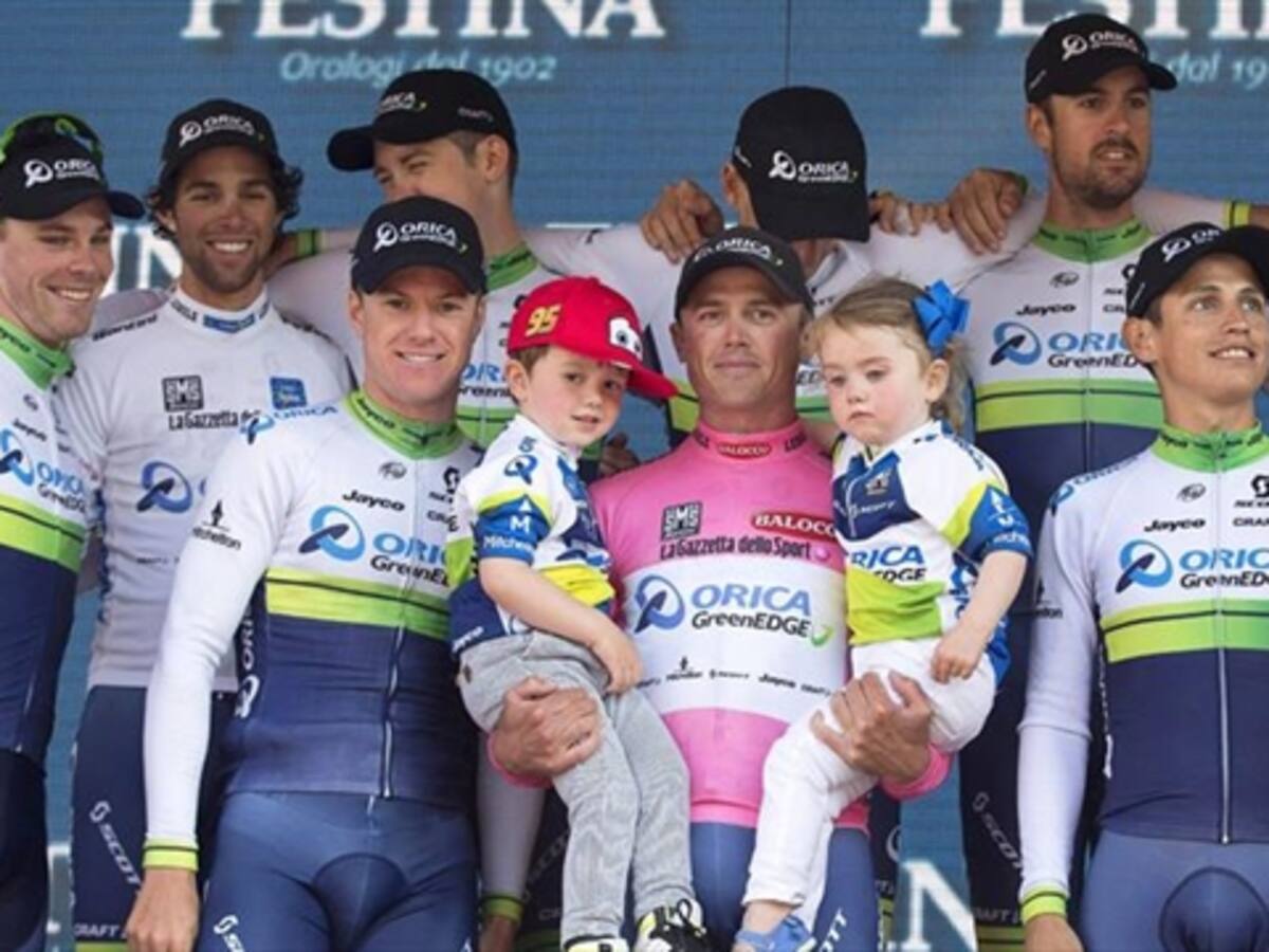 Esteban Chaves y el Orica se imponen en la primera etapa del Giro