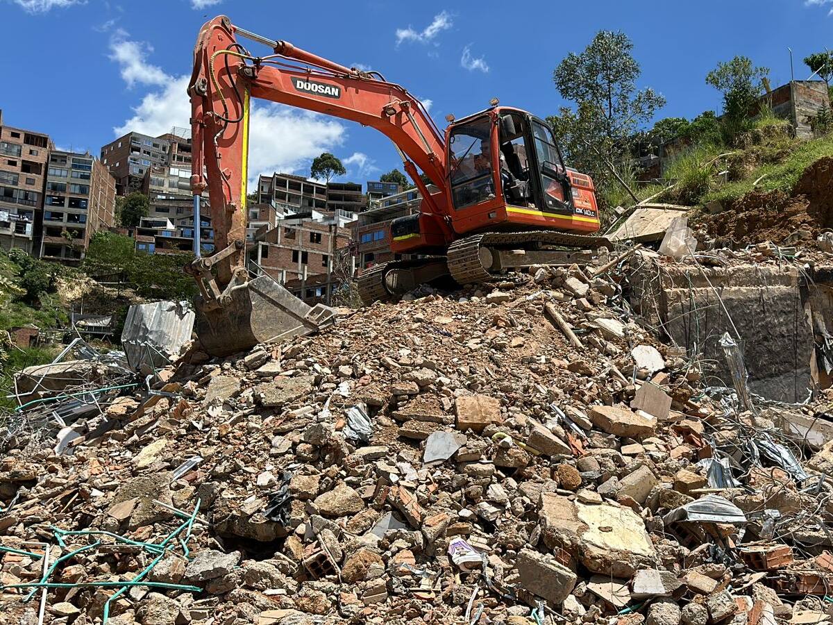 Es demolida edificación que colapsó parcialmente en el corregimiento de Altavista