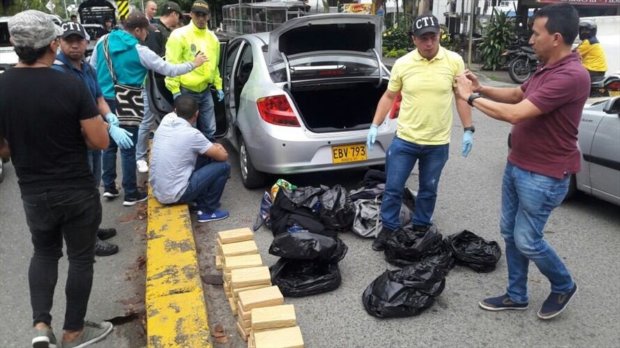La droga era transportada por los agentes en un vehículo particular, al cual le hacían seguimiento desde el Eje Cafetero. Foto: Erika Rebolledo (W Radio)