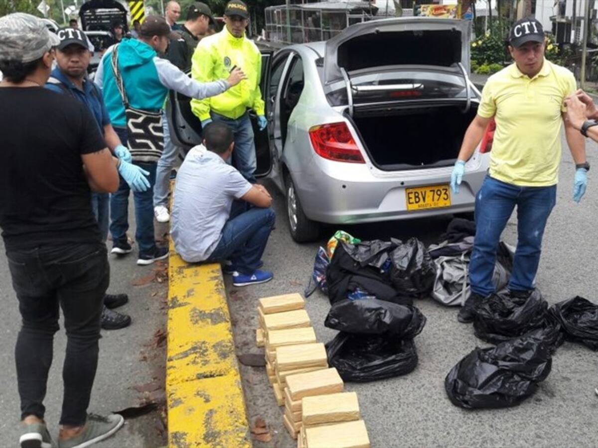 En el Valle capturan a dos policías con 30 kilos de cocaína