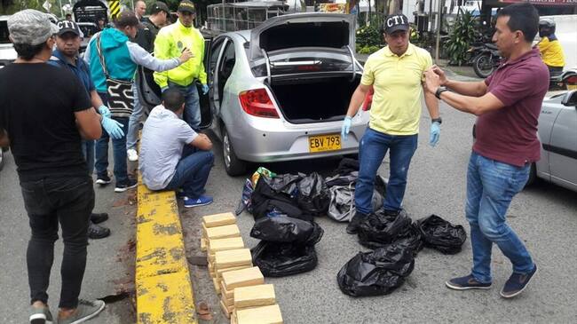 La droga era transportada por los agentes en un vehículo particular, al cual le hacían seguimiento desde el Eje Cafetero. Foto: Erika Rebolledo (W Radio)