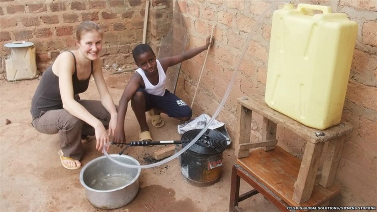 El segundo premio fue para las MakaPads, toallas sanitarias biodegradables hechas con papiros y residuos de papel. Fueron desarrolladas en Uganda por el Dr. Mosses Kizza Musaazi.