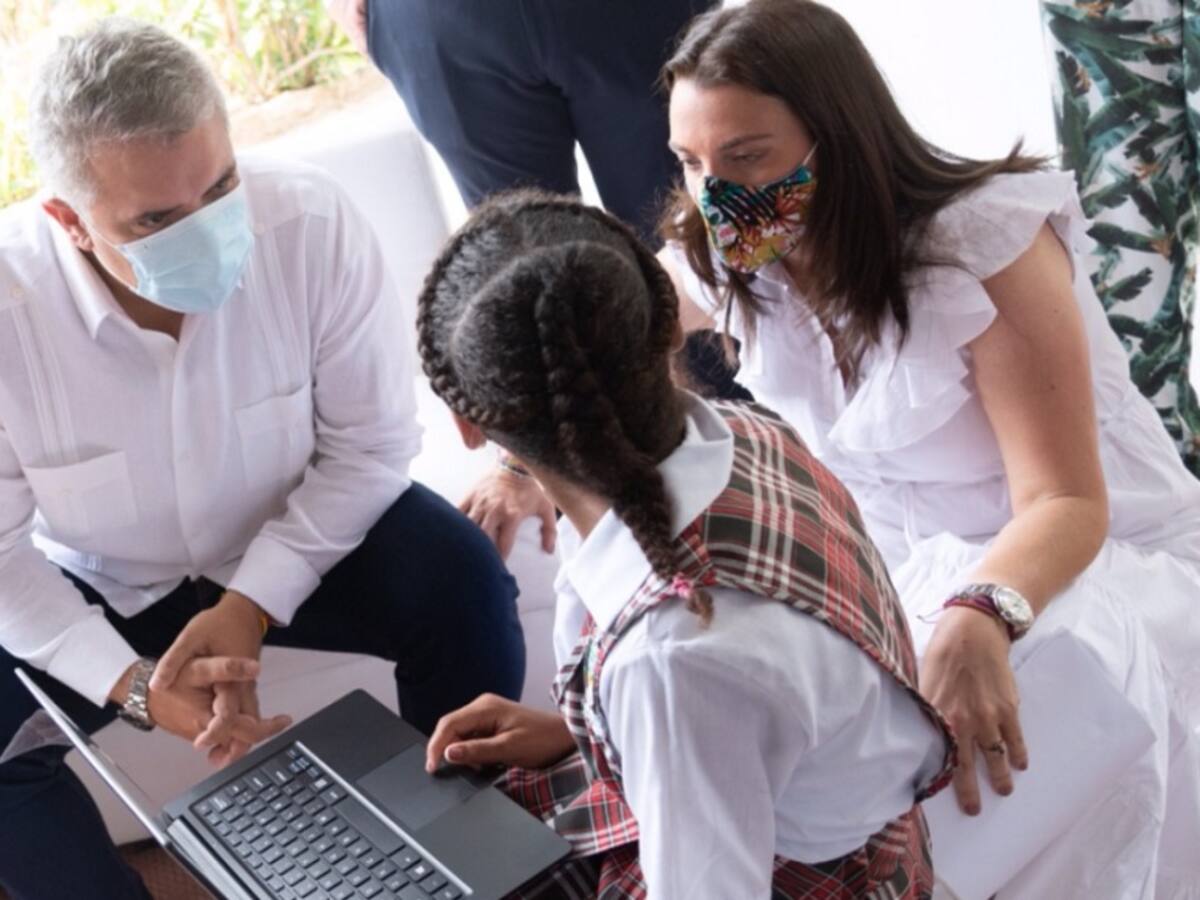 Duque entregó en Baranoa los primeros cinco centros digitales del país