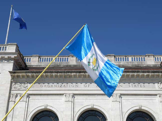 USA8753. WASHINGTON (DC, EEUU), 01/09/2023.- Vista hoy de una bandera guatemalteca frente a la sede de la Organización de los Estados Americanos (OEA) en Washington, D.C (EE.UU). La misión electoral de la Organización de los Estados Americanos (OEA) avisó este viernes que las acciones de la justicia en Guatemala, entre las que se incluye la suspensión del partido del presidente electo, Bernardo Arévalo de León, ponen en peligro "la estabilidad democrática" del país. EFE/Lenin Nolly