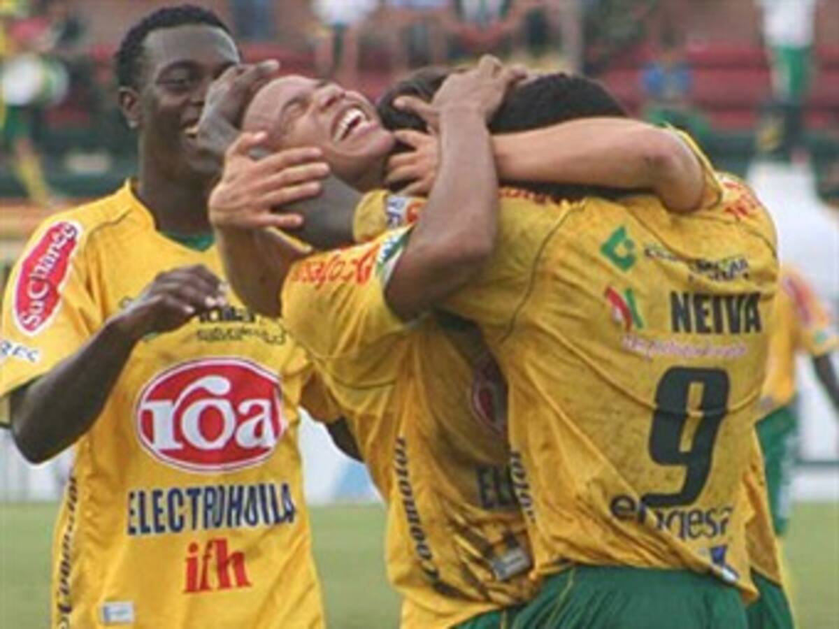 Atlético Huila gana clásico del 'Tolima Grande' y es nuevo líder del fútbol colombiano