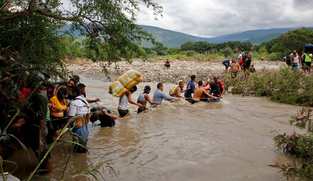 Paso irregular de migrantes venezolanos hacia Colombia.              Foto: Getty 