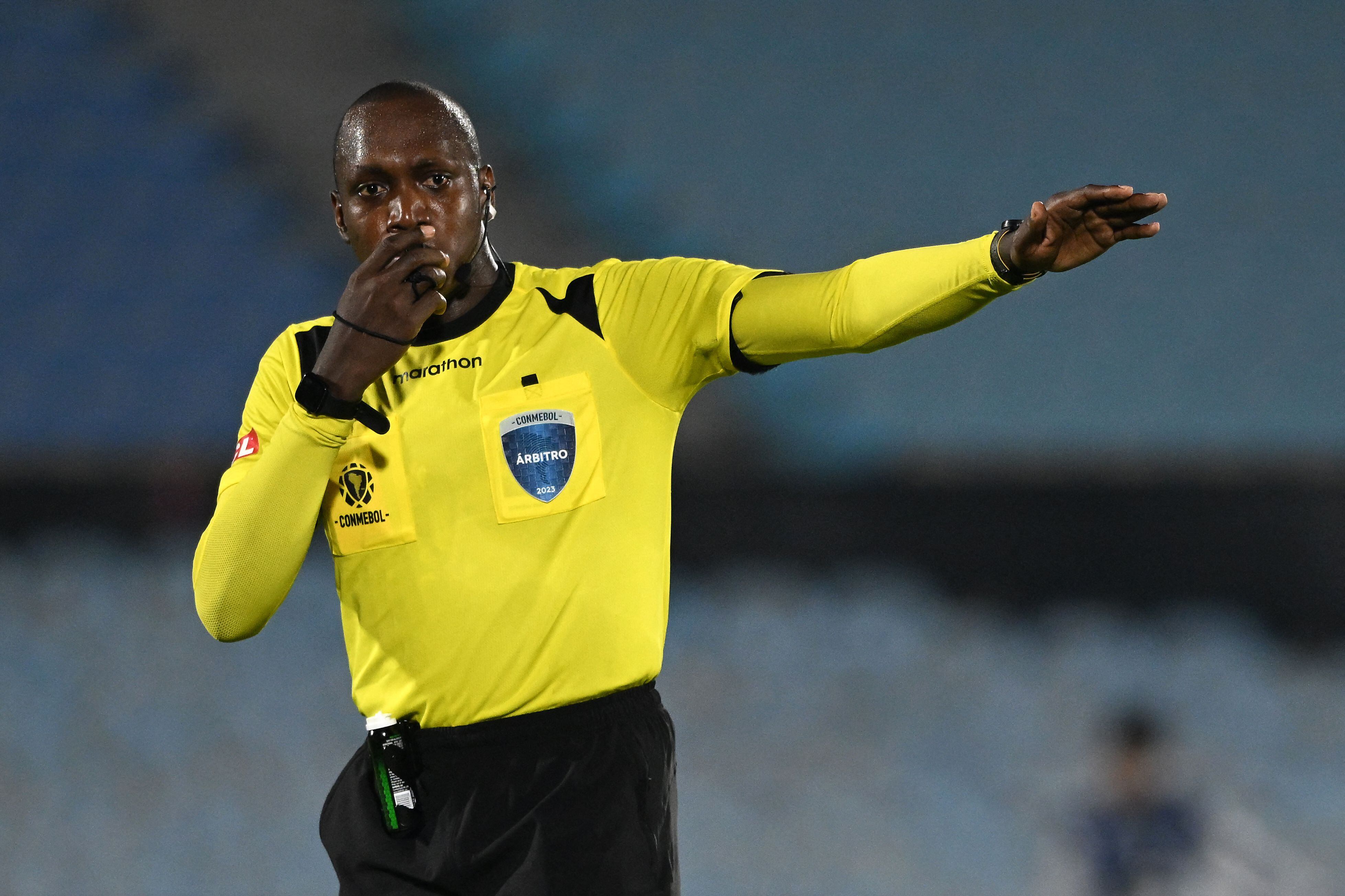 Jhon Hinestroza, árbitro colombiano. (Photo by PABLO PORCIUNCULA/AFP via Getty Images)