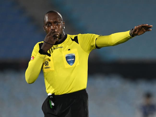 Jhon Hinestroza, árbitro colombiano. (Photo by PABLO PORCIUNCULA/AFP via Getty Images)