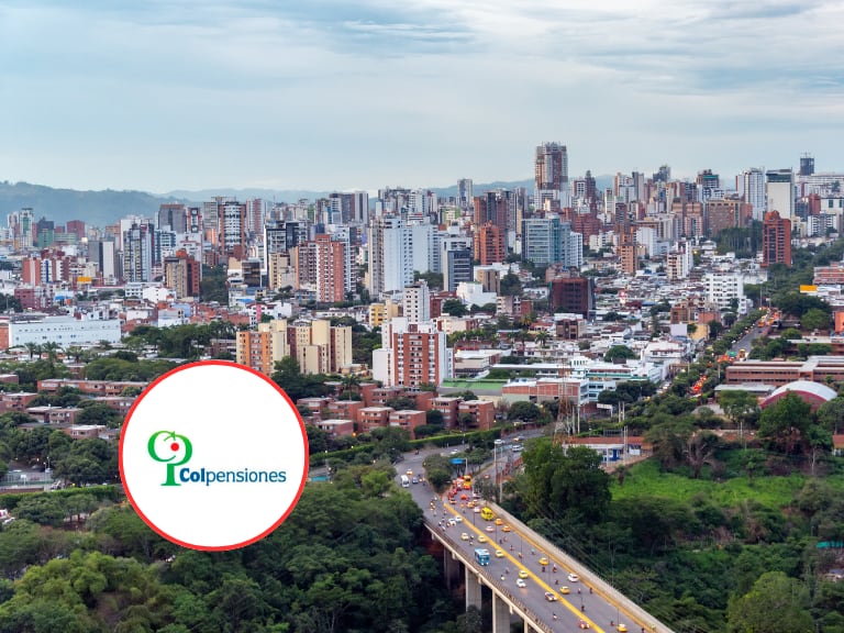 Vista panorámica de la ciudad de Bucaramanga y al lado el logo de Colpensiones (Fotos vía Getty Images y COLPRENSA)