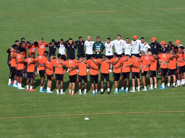 Jugadores de la selección Colombia de fútbol participan este miércoles durante un entrenamiento previo al partido contra Bolivia de la novena jornada de las eliminatorias del Mundial 2026 en Cochabamba (Bolivia). EFE/Jorge Ábrego