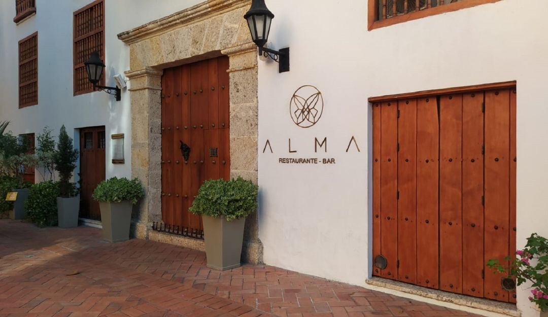 El empresario Luc Gerard y su familia no pudieron ingresar al restaurante Alma. Aseguran que se trata de un caso de racismo.