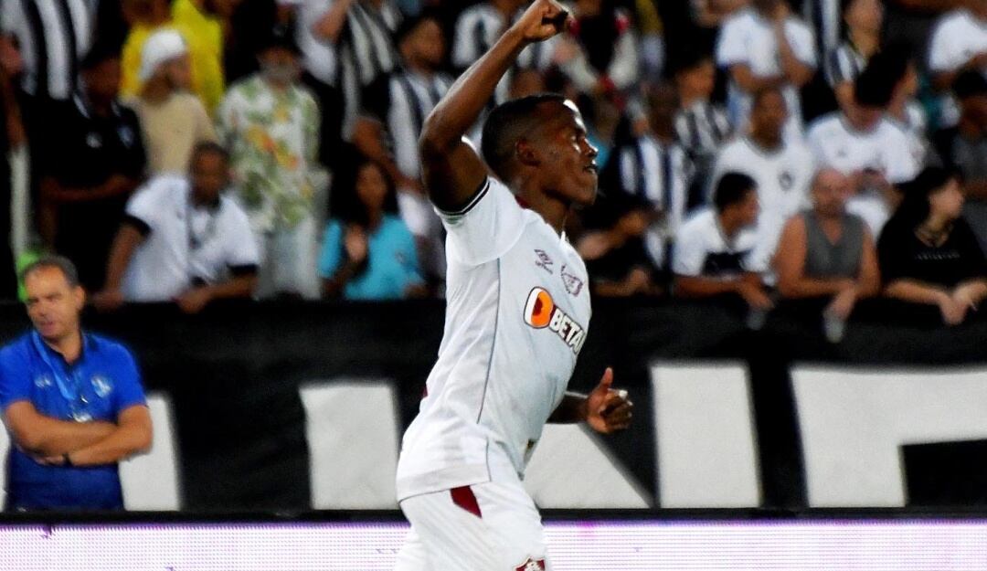 Jhon Arias festeja el gol del triunfo anotado al Botafogo.