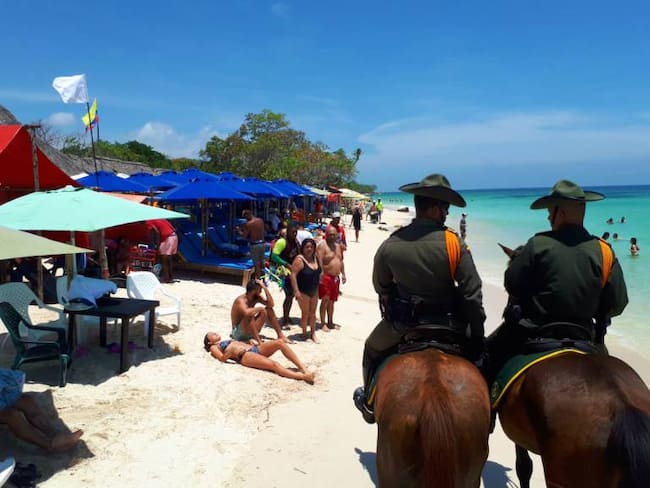 Carabineros de la Policía de Cartagena vigilan Playa Blanca