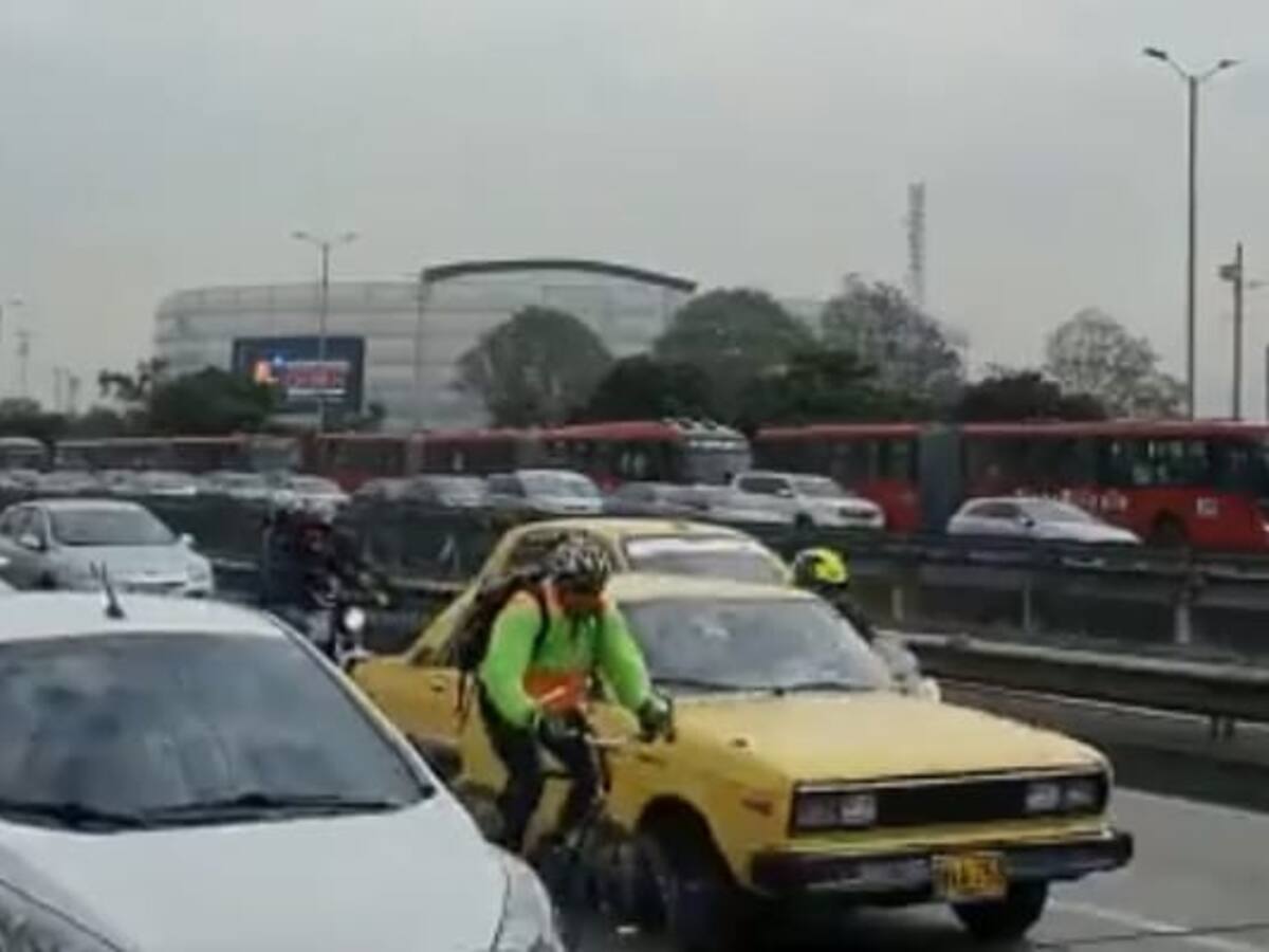 Nuevo choque de buses de Transmilenio en avenida NQS colapsa el tráfico