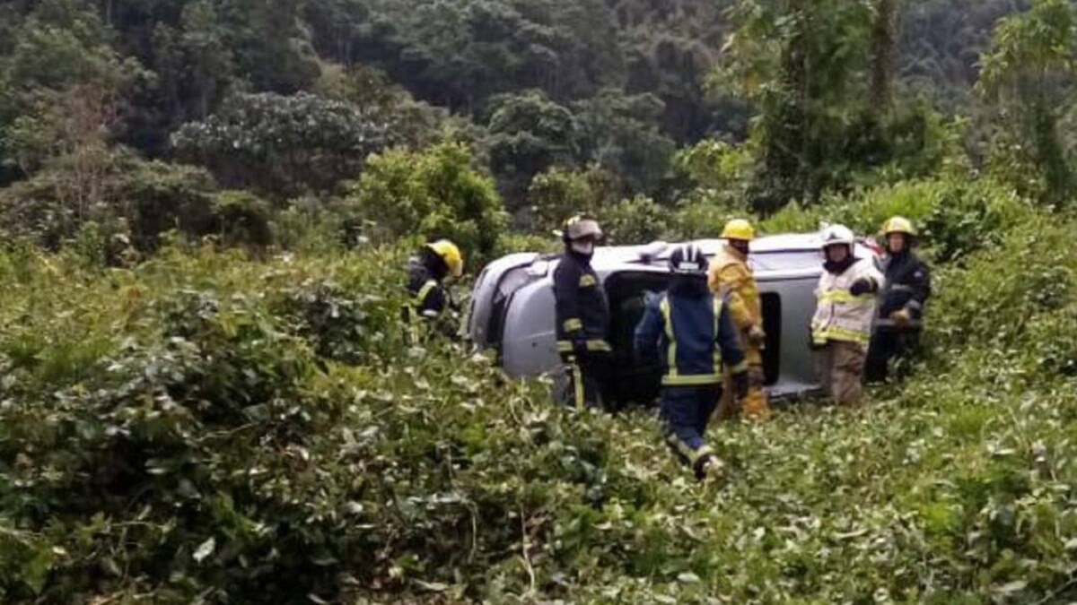 Un herido tras volcamiento de vehículo en la Panamericana Manizales