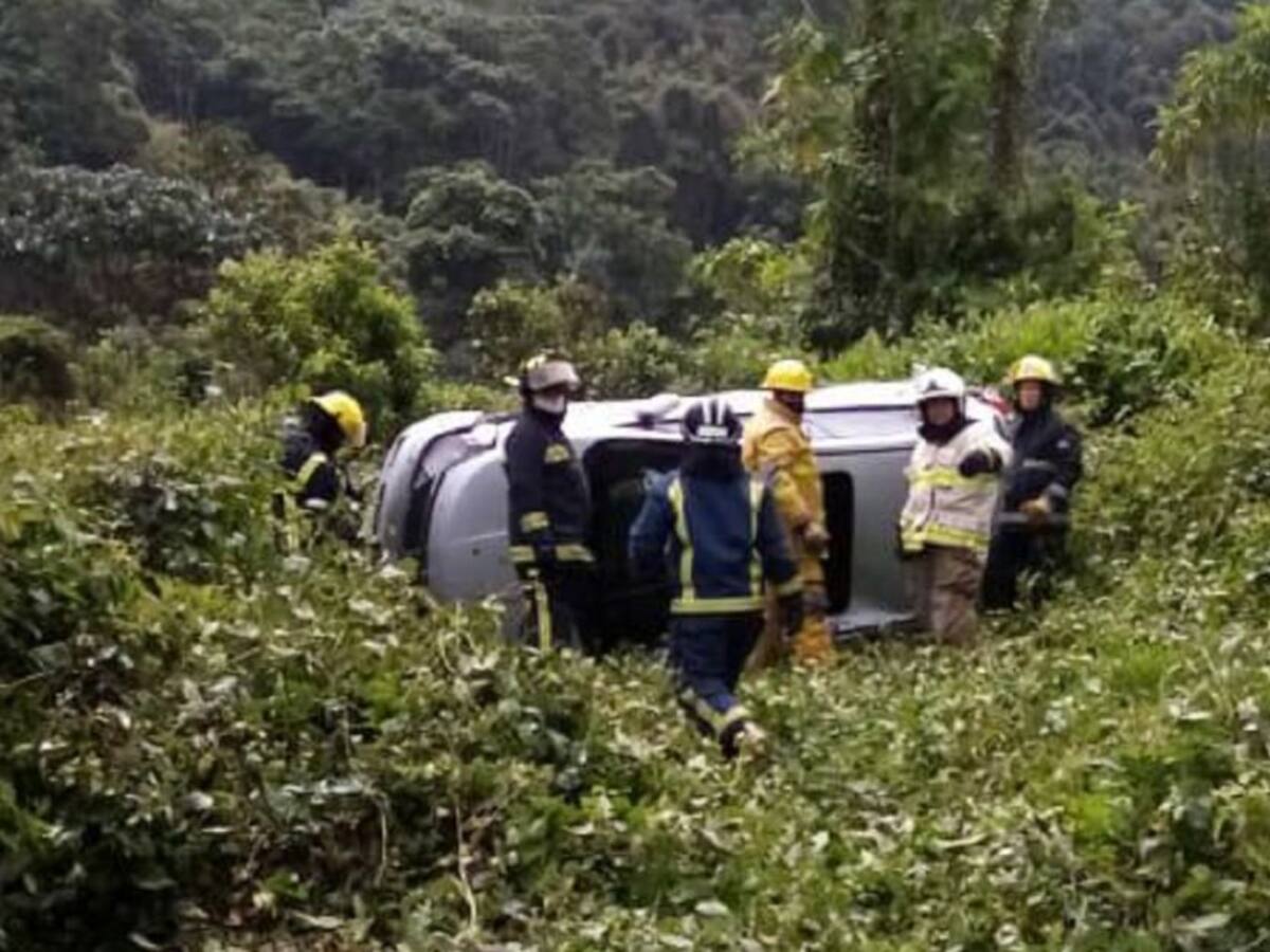 Un herido tras volcamiento de vehículo en la Panamericana Manizales