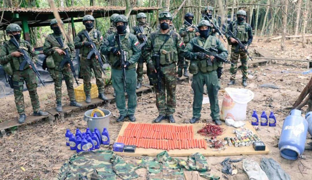 Soldados venezolanos tras la incautación de armamento en un campamento ilegal en Apure.       Foto: Twitter @dhernandezlarez