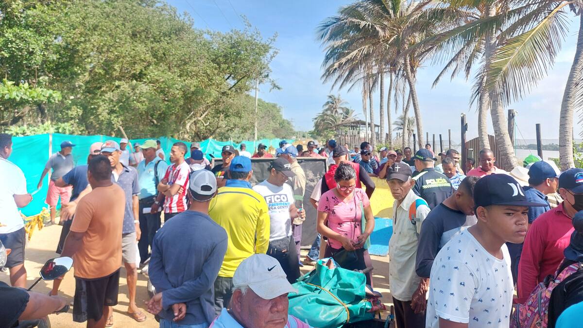 Habitantes de Las Flores bloquean vía donde se adelantan obras del tren turístico