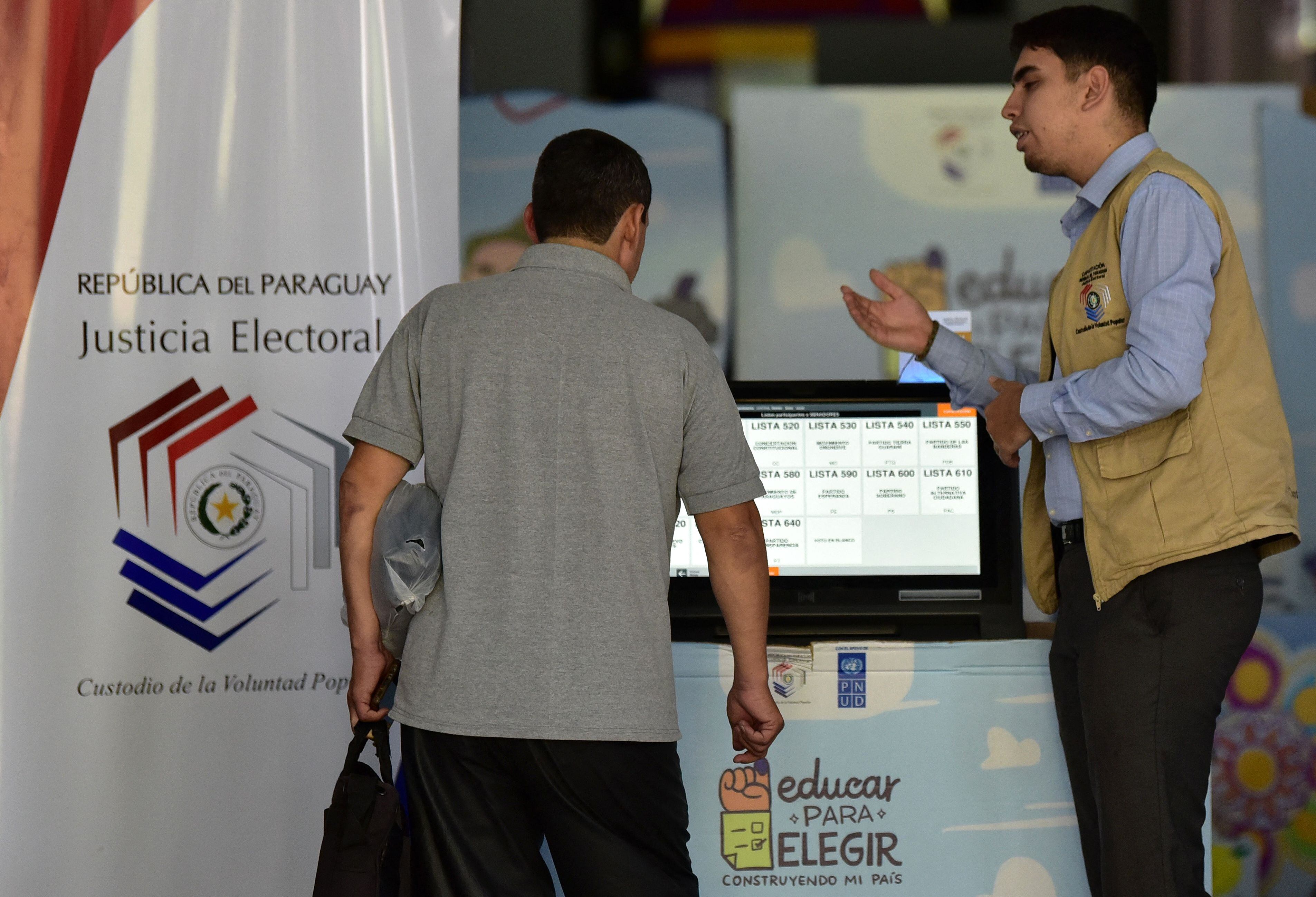 Jornadas de capacitación en el sistema de votación electrónica en Paraguay.
(Foto: NORBERTO DUARTE/AFP via Getty Images)