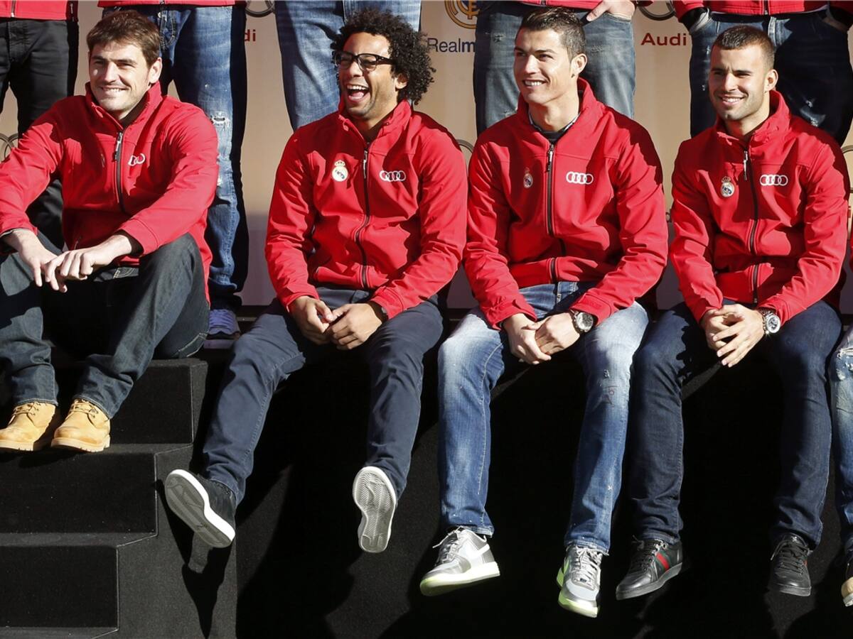 Jugadores de Real Madrid se divierten durante la entrega de sus Audi