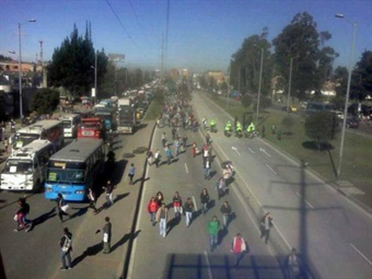 Superado bloqueo en la autopista sur por usuarios de TransMilenio