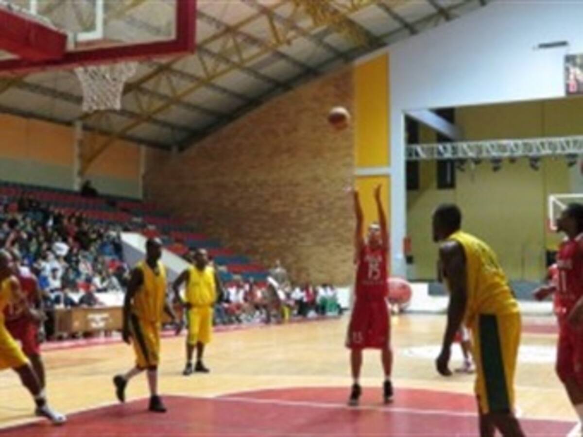 Bambuqueros se mantuvo líder de la liga de baloncesto, pese a caer en la quinta fecha