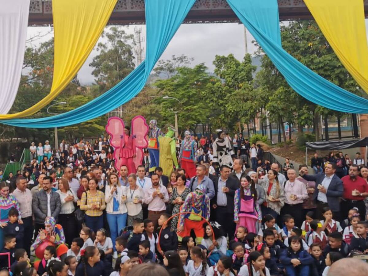 Alcaldía y policía acompaña regreso a clases de estudiantes de la comuna 13