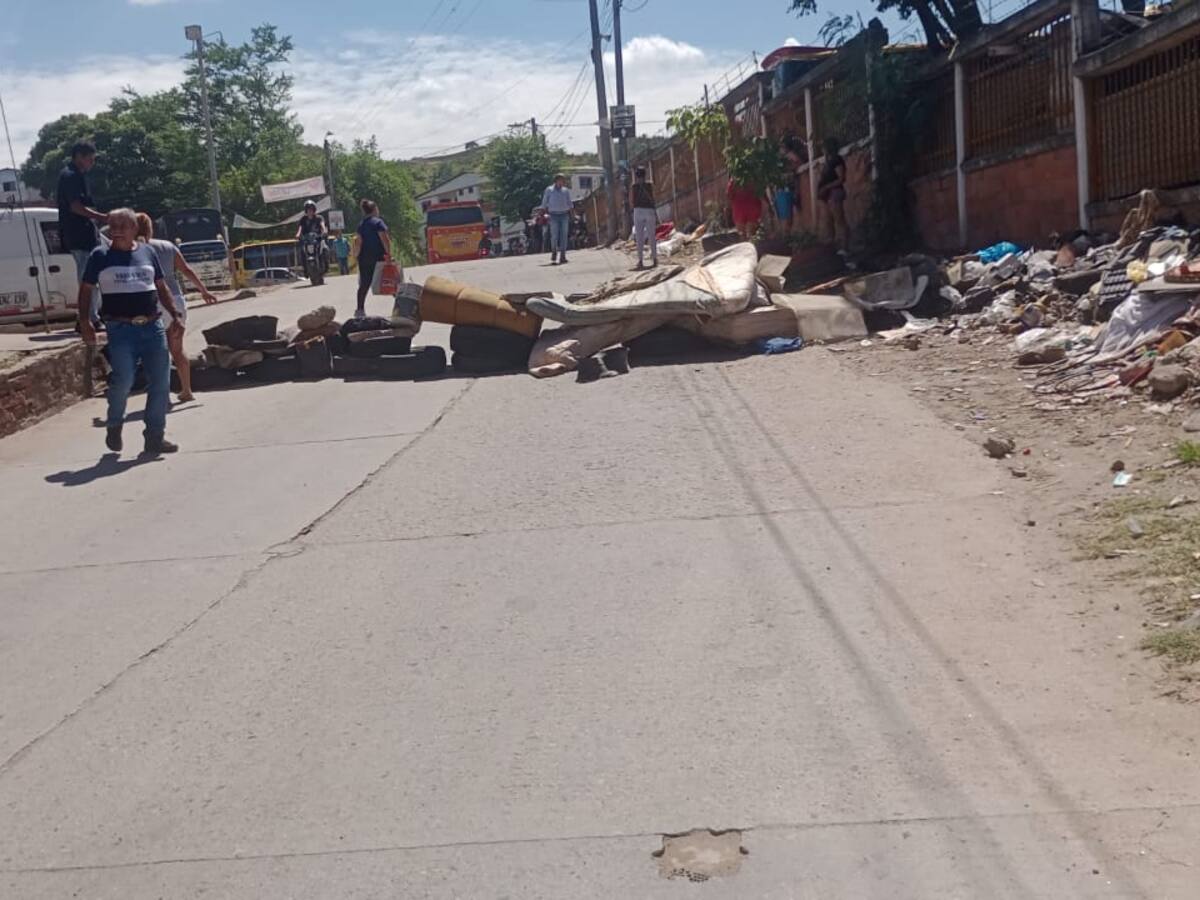 Protestan en un barrio de Girón porque cumplen 12 años sin red de acueducto
