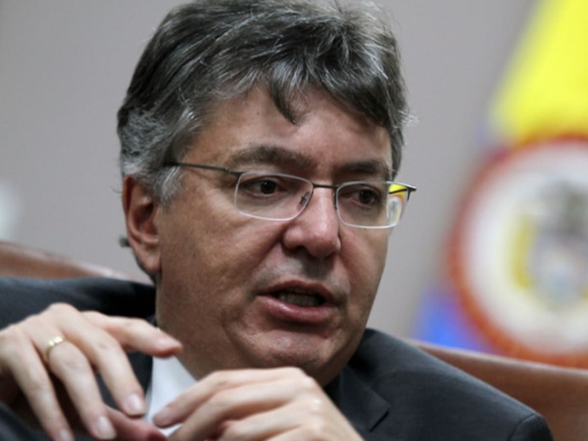 Procurador analizará si existen irregularidades en contratos del hermano de MinHacienda