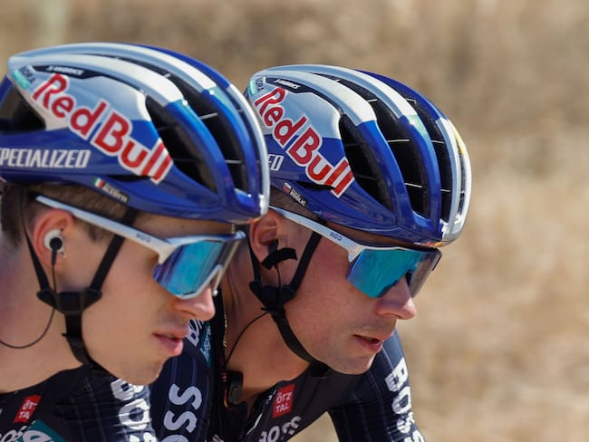 PICO VILLUERCAS (CÁCERES), 20/08/2024.- El ciclista esloveno del Bora Primoz Roglic (d) durante la cuarta etapa de la Vuelta a España este martes entre Plasencia y el Pico Villuercas, con 170,5 kilómetros de recorrido. EFE/ Javier Lizón