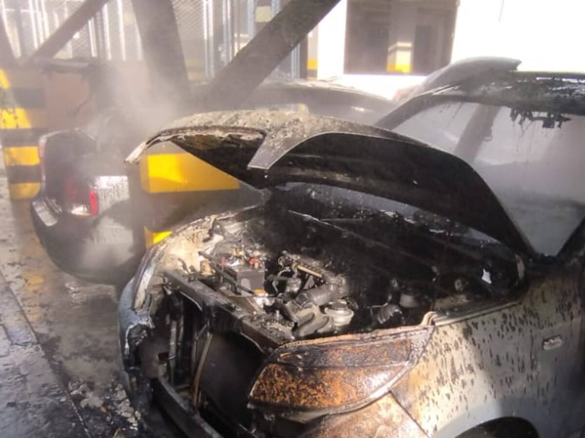 Incendio dejó incinerados 4 vehículos en Bucaramanga