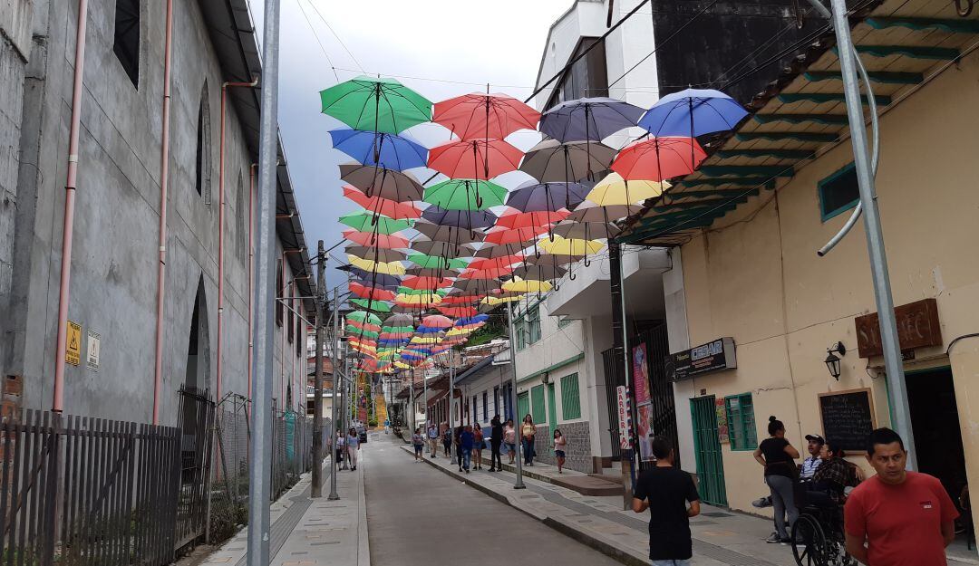 La calle de las sombrillas en el municipio de Circasia, Quindío