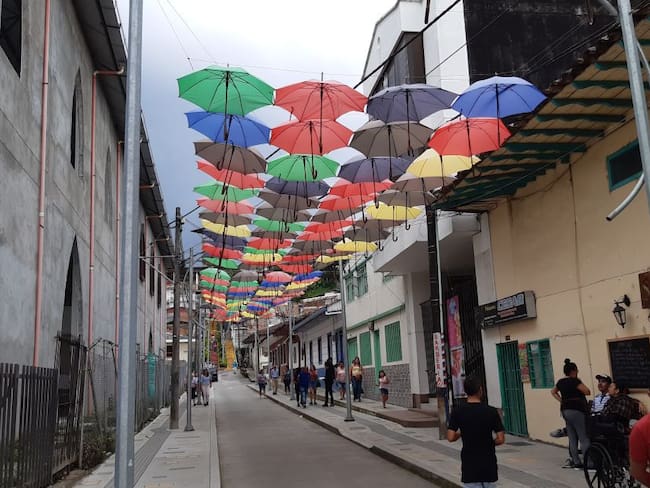 La calle de las sombrillas en el municipio de Circasia, Quindío