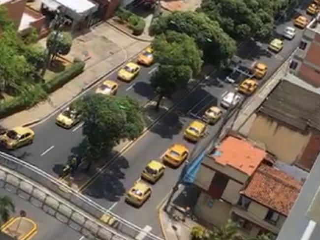 VIDEO: Taxistas hacen homenaje a conductor muerto por COVID-19