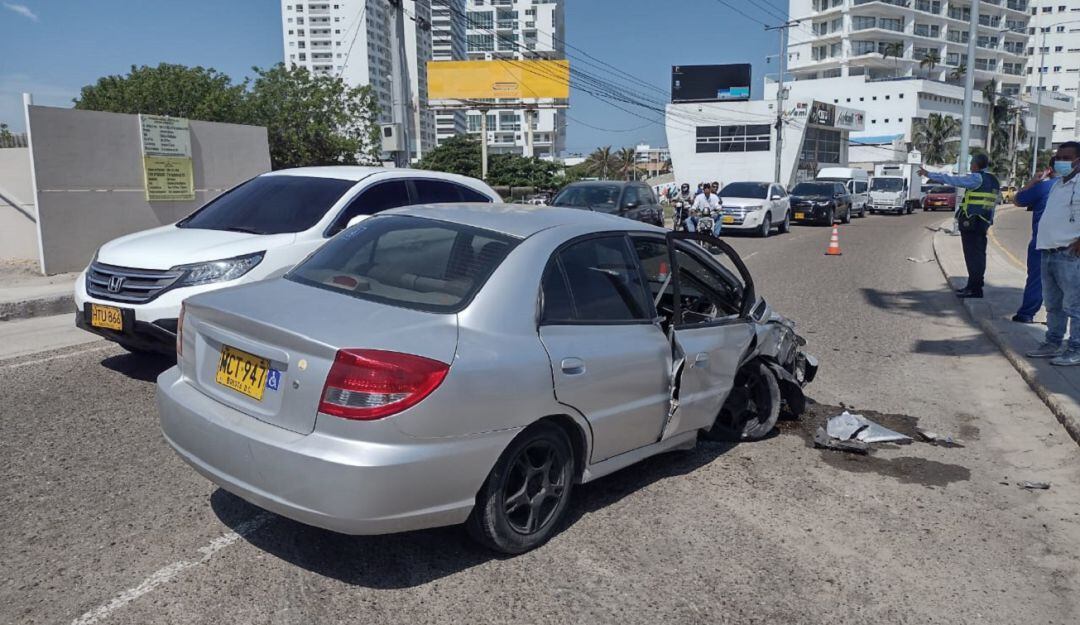 Por fortuna el conductor del vehículo resultó ileso tras sufrir la explosión de una llanta delantera