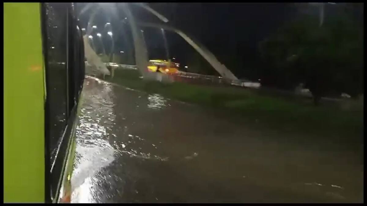 ¡Vuelve y juega! Se inundó la vía que conecta el área metropolitana de Bucaramanga