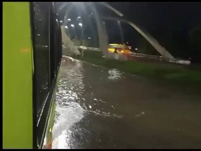 ¡Vuelve y juega! Se inundó la vía que conecta el área metropolitana de Bucaramanga
