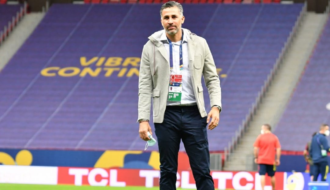 Mario Alberto Yepes en su rol como director deportivo de la FCF.